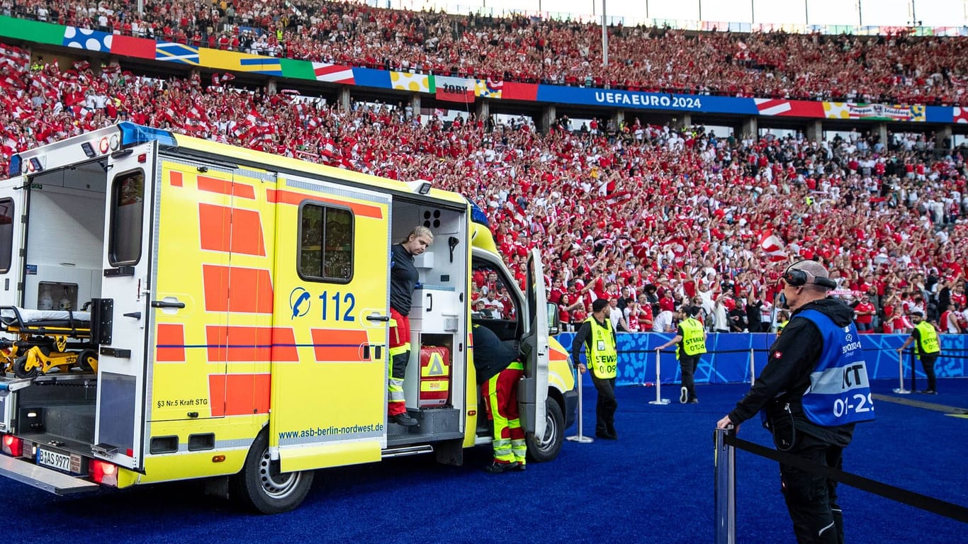 Polnische Fans im Olympiastadion: Ein Anhänger stürzte beim Spiel seines Teams gegen Österreich von der Tribüne.