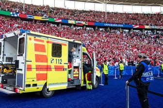 Polnische Fans im Olympiastadion: Ein Anhänger stürzte beim Spiel seines Teams gegen Österreich von der Tribüne.