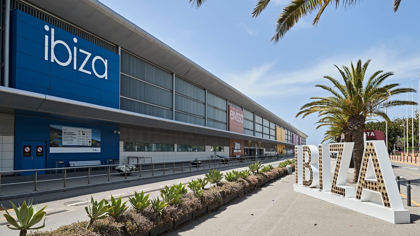 Flughafen von Ibiza (Archivbild): Wegen einer Bombendrohung kehrte ein Ryanair-Flieger um. Das legte den ganzen Flughafen stundenlang lahm.