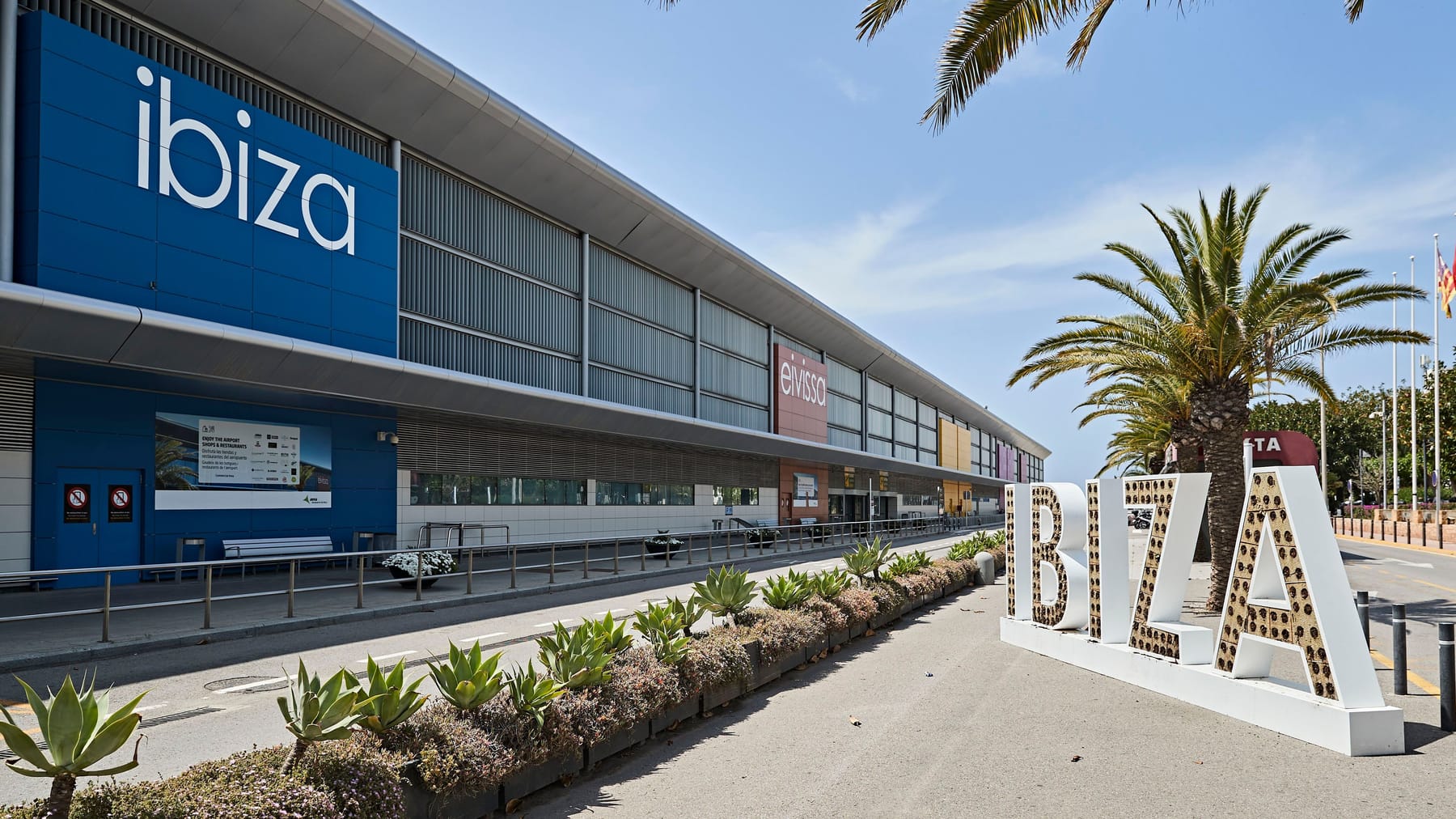 Bomba nedeniyle acil iniş – havaalanı saatlerce kapalı