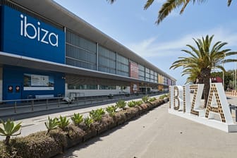 Flughafen von Ibiza (Archivbild): Wegen einer Bombendrohung kehrte ein Ryanair-Flieger um. Das legte den ganzen Flughafen stundenlang lahm.