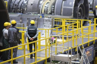 Siemens Turbinenhalle in Berlin (Symbolbild): Saudi-Arabien will mit den neuen Kraftwerken 60 Prozent CO₂ einsparen.