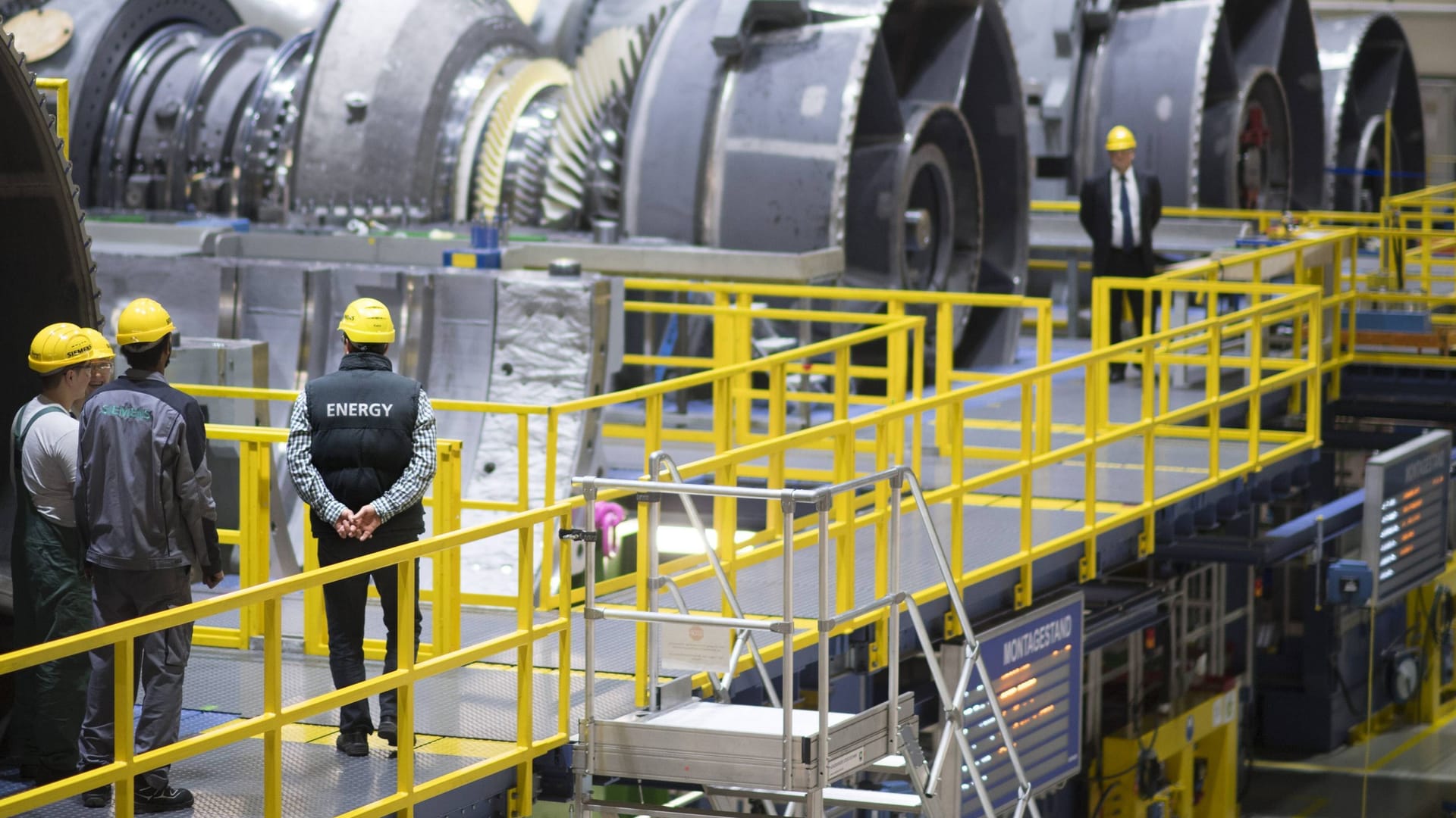 Siemens Turbinenhalle in Berlin (Symbolbild): Saudi-Arabien will mit den neuen Kraftwerken 60 Prozent CO₂ einsparen.