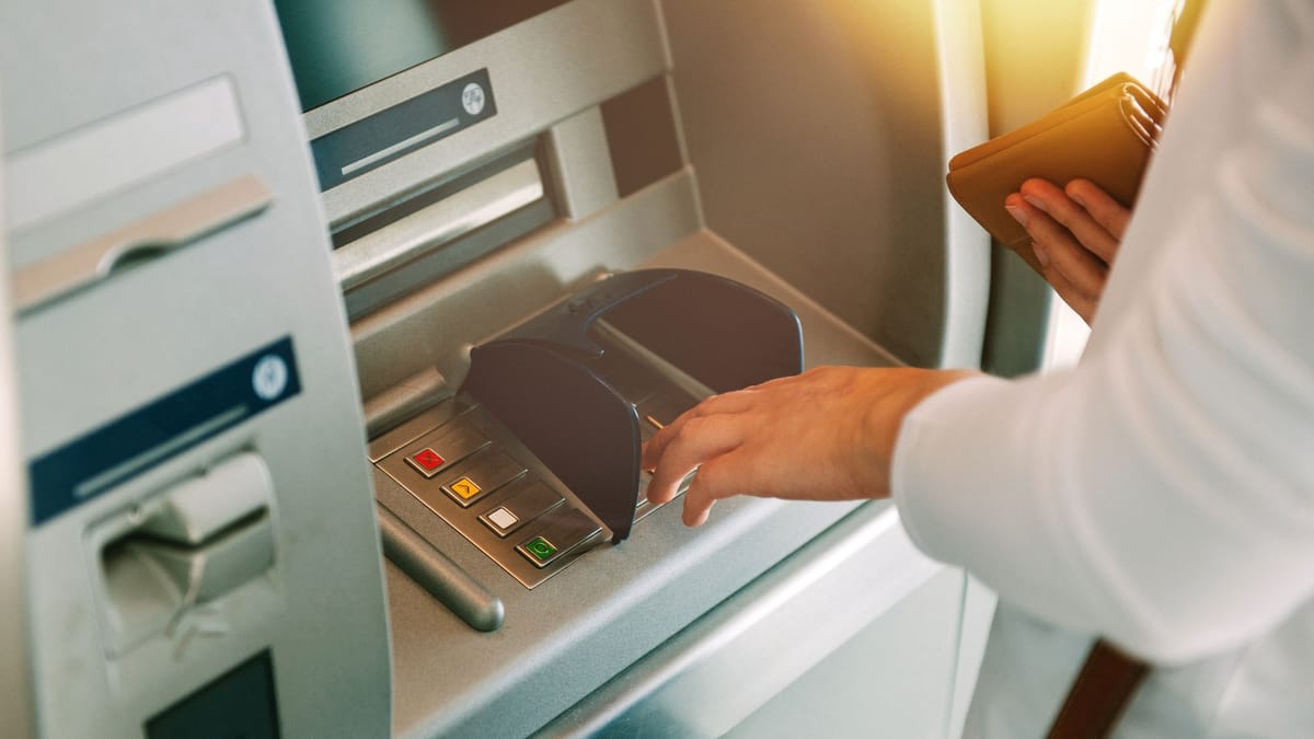 Falschgeld-am-Geldautomaten-einzahlen-Diese-Strafen-drohen