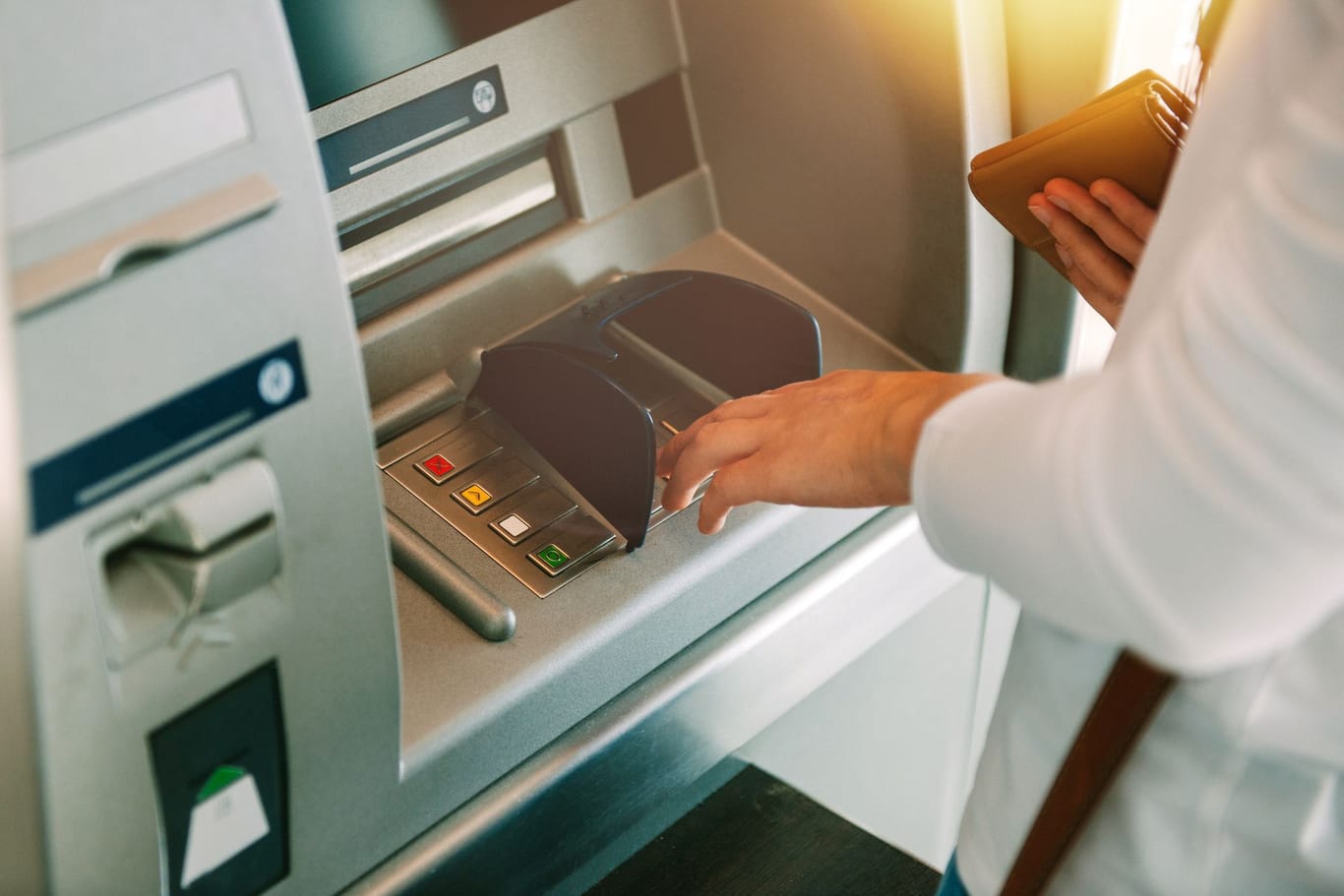 Geld an einem Geldautomaten abheben