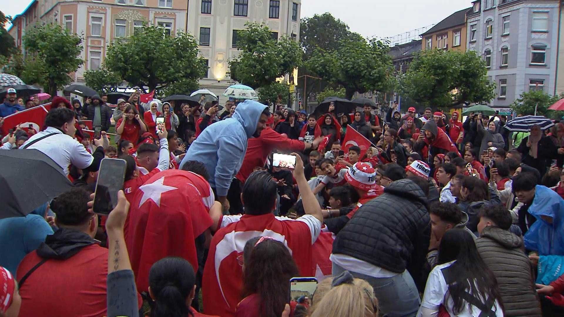 Feierlichkeiten auf dem Borsigplatz: Tausende Türken freuten sich über den Auftaktsieg ihrer Nationalelf.