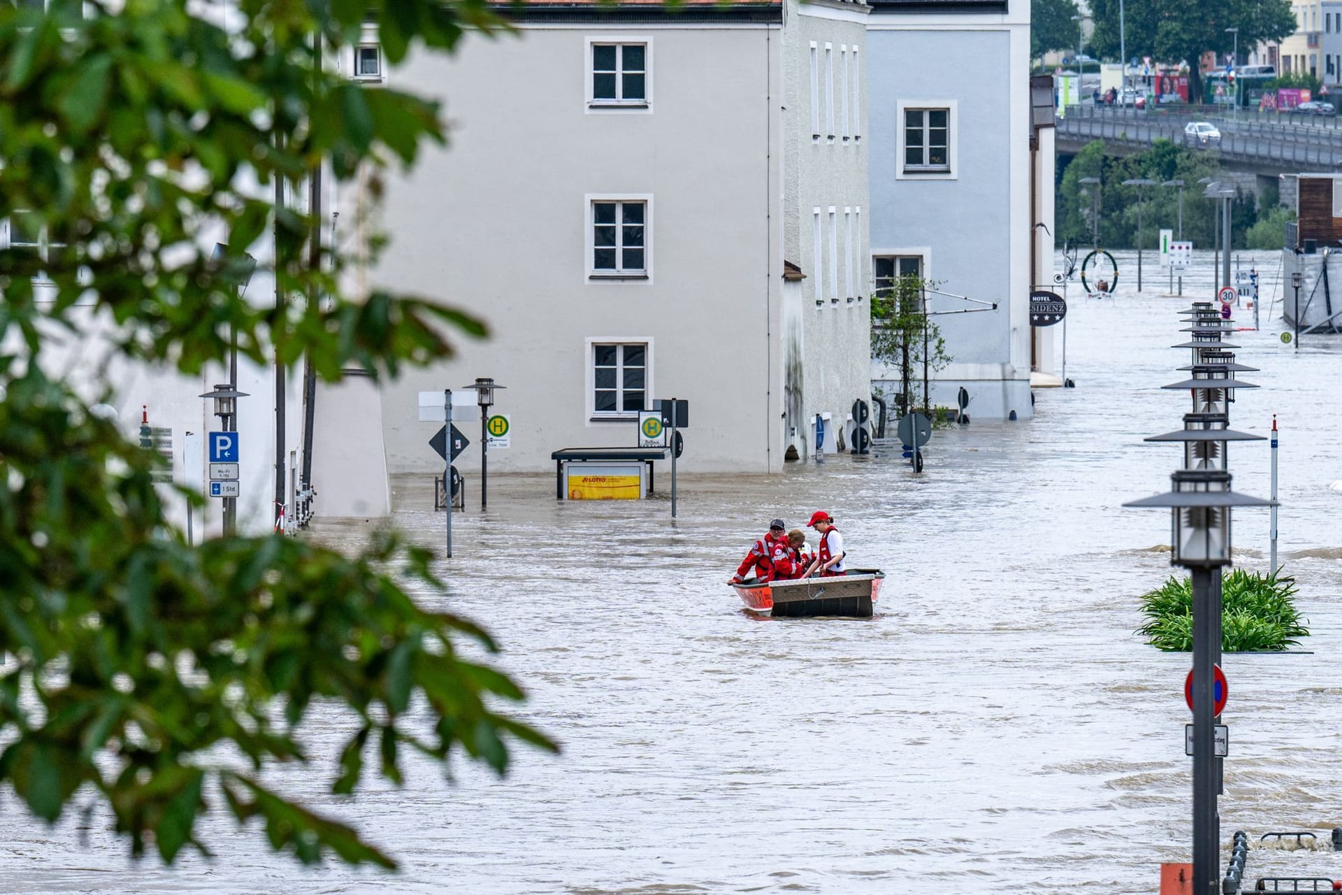 Ein Rettungsboot fährt in der Altstadt von Passau.