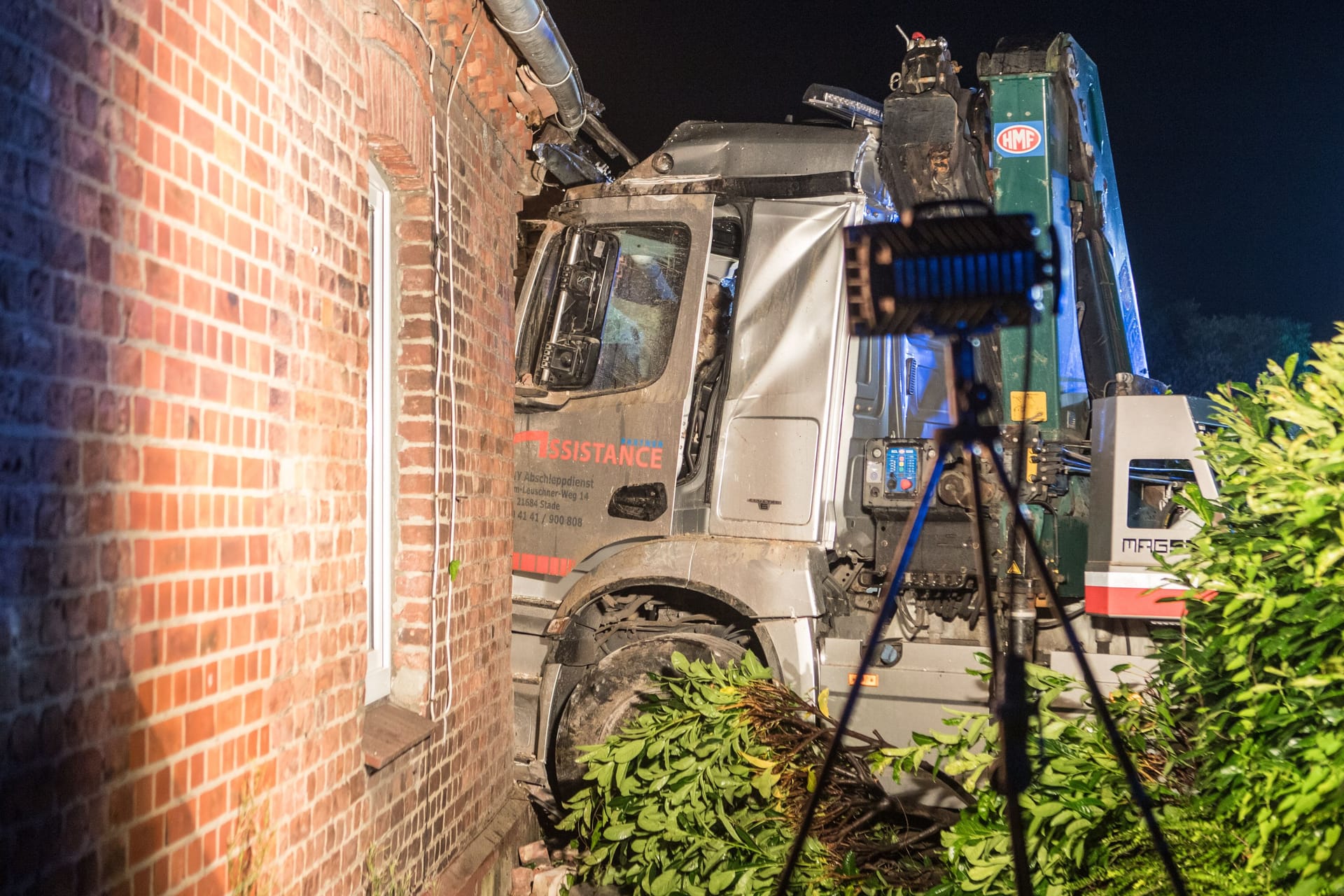 Der gehört da nicht hin: Ein Lkw ist in Hammah in der Wand eines Wohnhauses steckengeblieben.