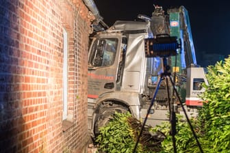 Der gehört da nicht hin: Ein Lkw ist in Hammah in der Wand eines Wohnhauses steckengeblieben.