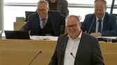CDU-Politiker Michael Scheffler bekommt Lachanfall am Podium
