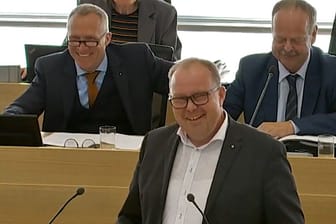 CDU-Politiker Michael Scheffler bekommt Lachanfall am Podium