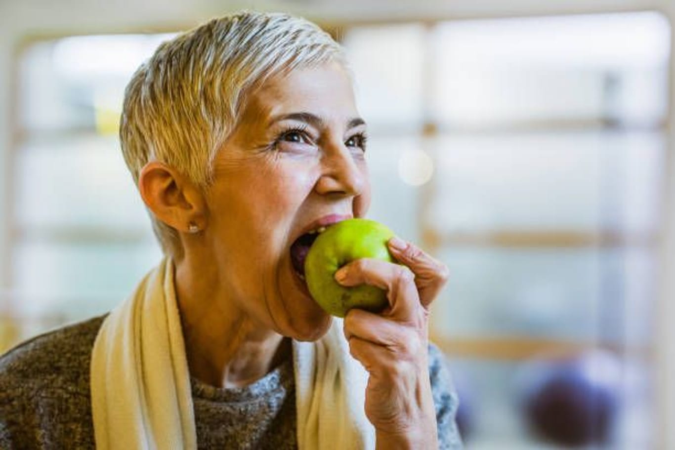 Gesundes Obst: Ein Großteil der Nährstoffe sitzt direkt unter der Apfelschale.