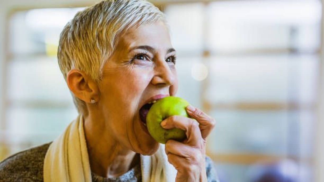 Gesundes Obst: Ein Großteil der Nährstoffe sitzt direkt unter der Apfelschale.