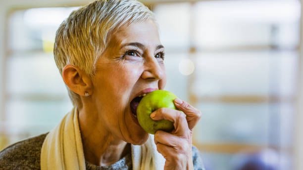 Gesundes Obst: Ein Großteil der Nährstoffe sitzt direkt unter der Apfelschale.