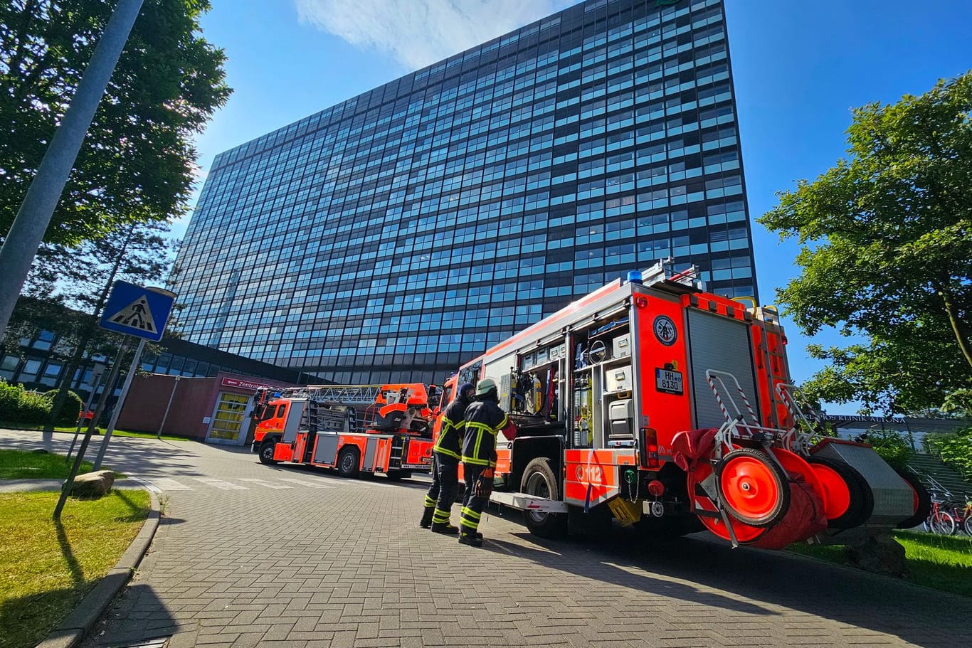 Hamburg Othmarschen - Mehrere Feuer im AK Altona - Feuerwehr im Großeinsatz