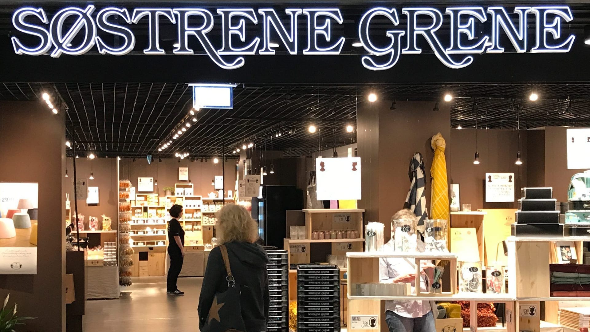 Eine Kundin geht in eine Filiale von "Søstrene Grene": Das genaue Eröffnungsdatum steht noch nicht fest.