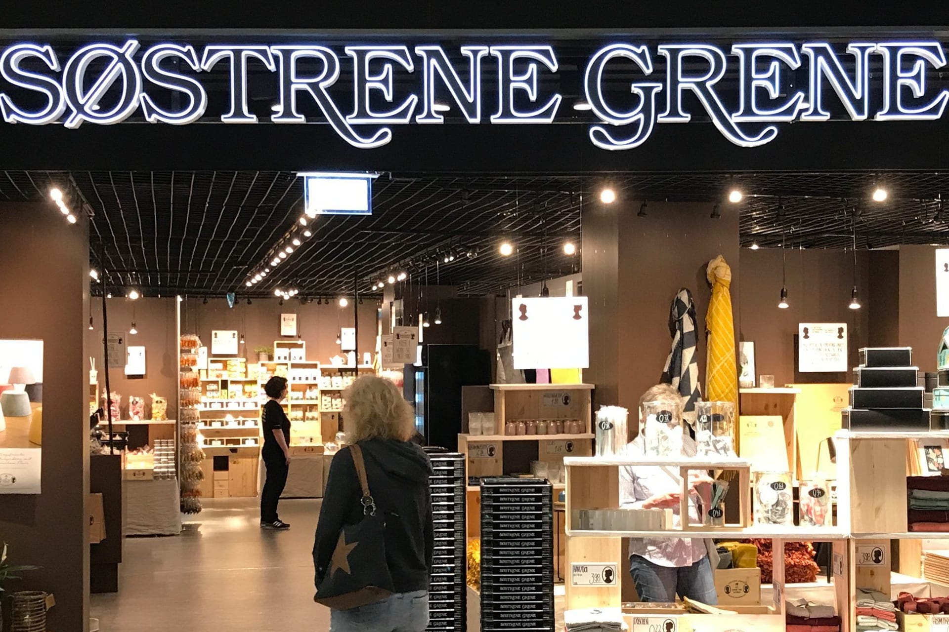 Eine Kundin geht in eine Filiale von "Søstrene Grene": Das genaue Eröffnungsdatum steht noch nicht fest.