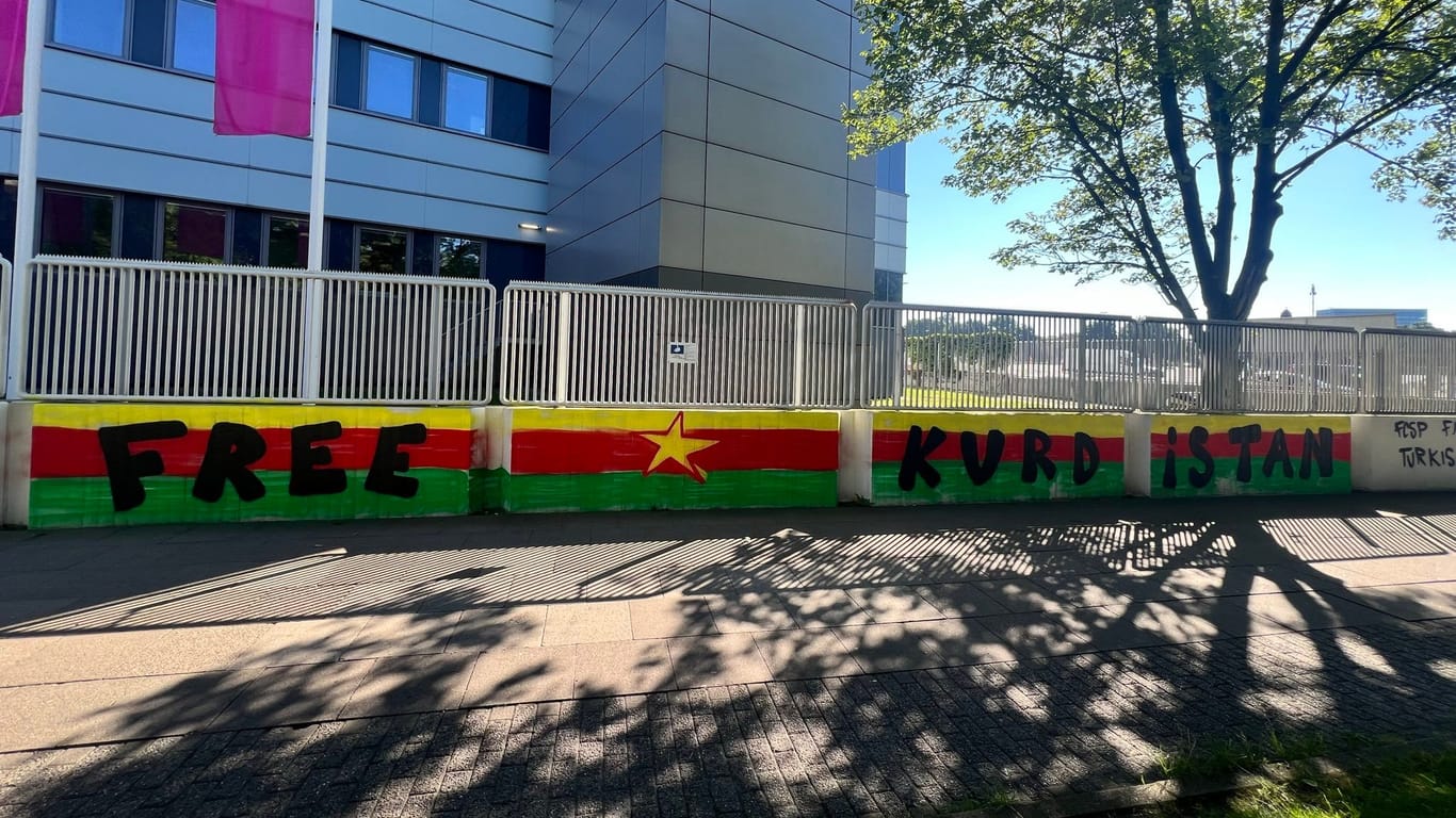 Millerntor-Stadion: Graffiti-Botschaft mit politischem Signal vor Türkei-Spiel.