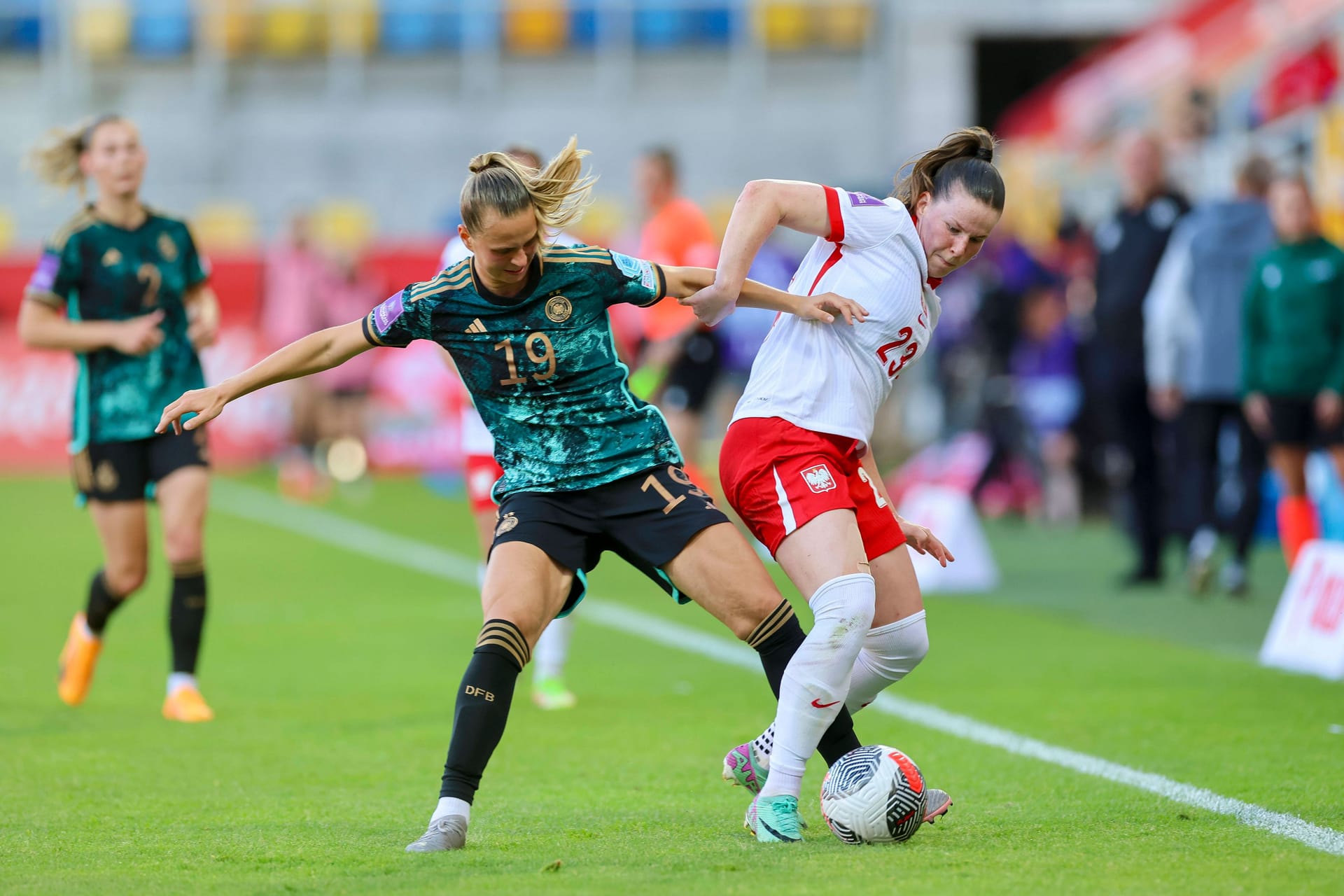 Klara Bühl (l.) und Natalia Oleszkiewicz: Die Bayern-Spielerin belohnte sich mit einem Tor.