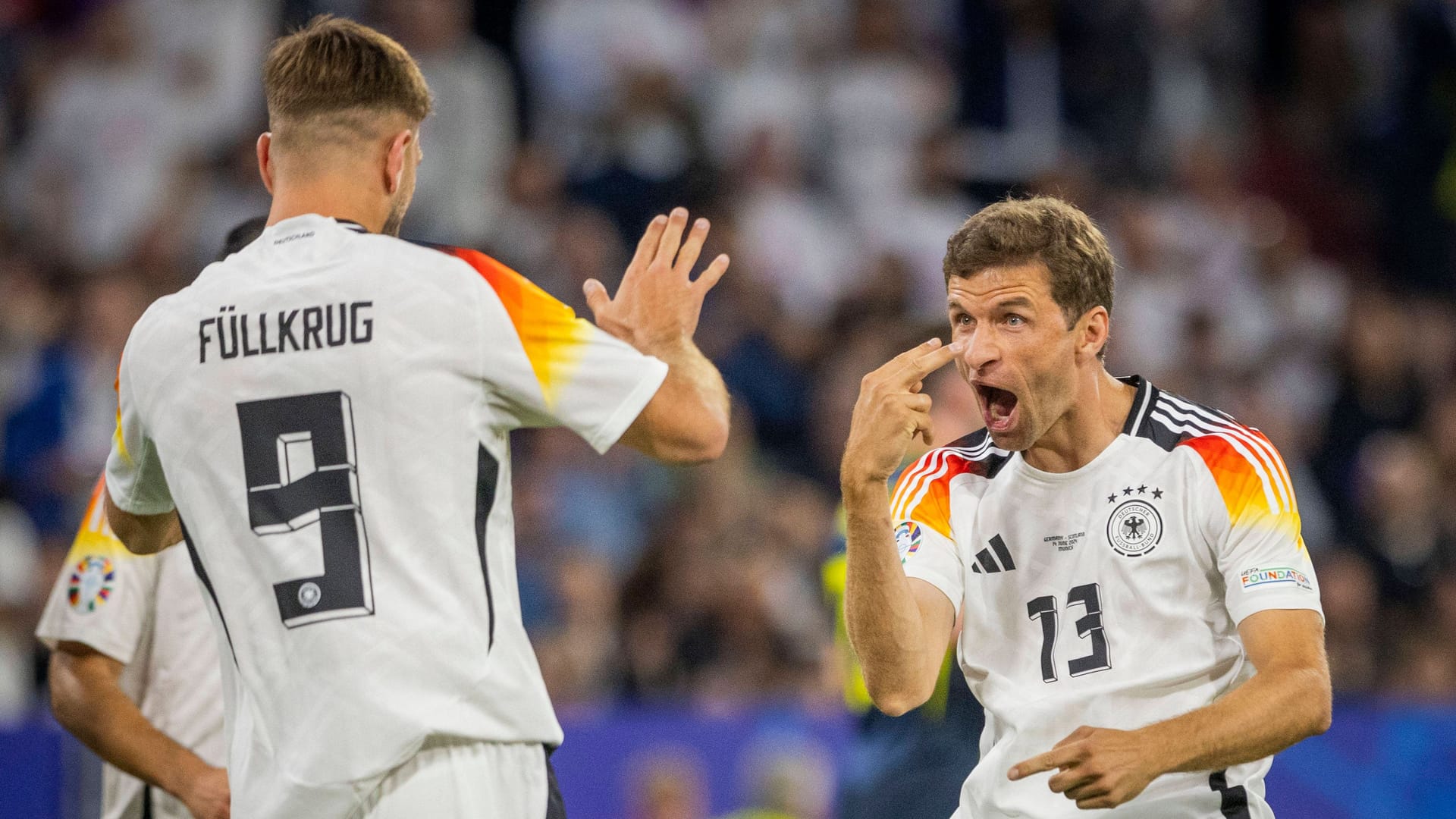 Niclas Füllkrug (links) und Thomas Müller jubeln: Gegen Schottland feierte Deutschland einen deutlichen Sieg.