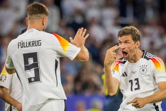 Niclas Füllkrug (links) und Thomas Müller jubeln: Gegen Schottland feierte Deutschland einen deutlichen Sieg.