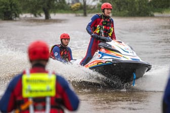 Überflutungen in Oberschwaben: Retter fahren mit Jetski von Haus zu Haus.