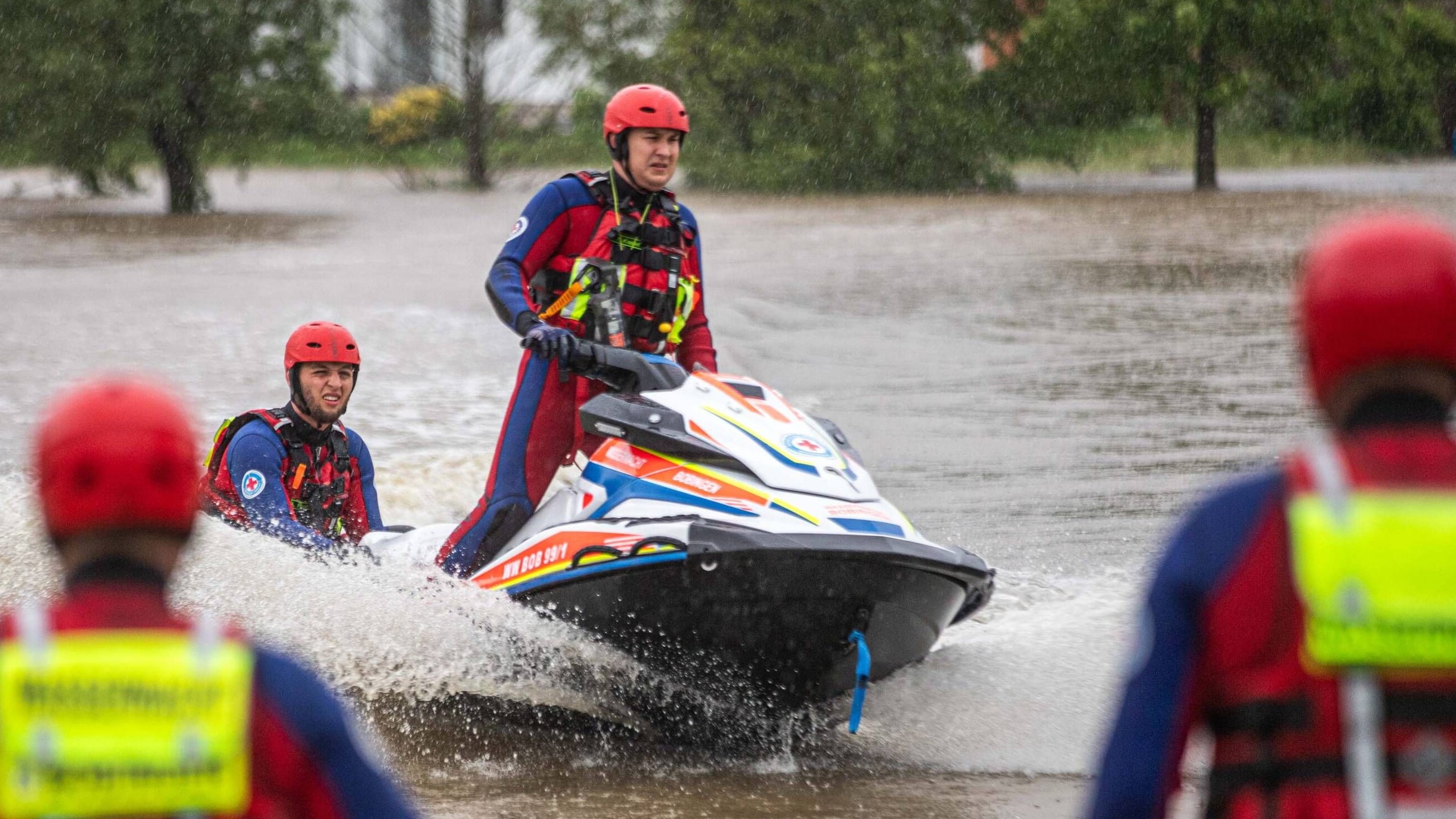 Überflutungen in Oberschwaben: Retter fahren mit Jetski von Haus zu Haus.