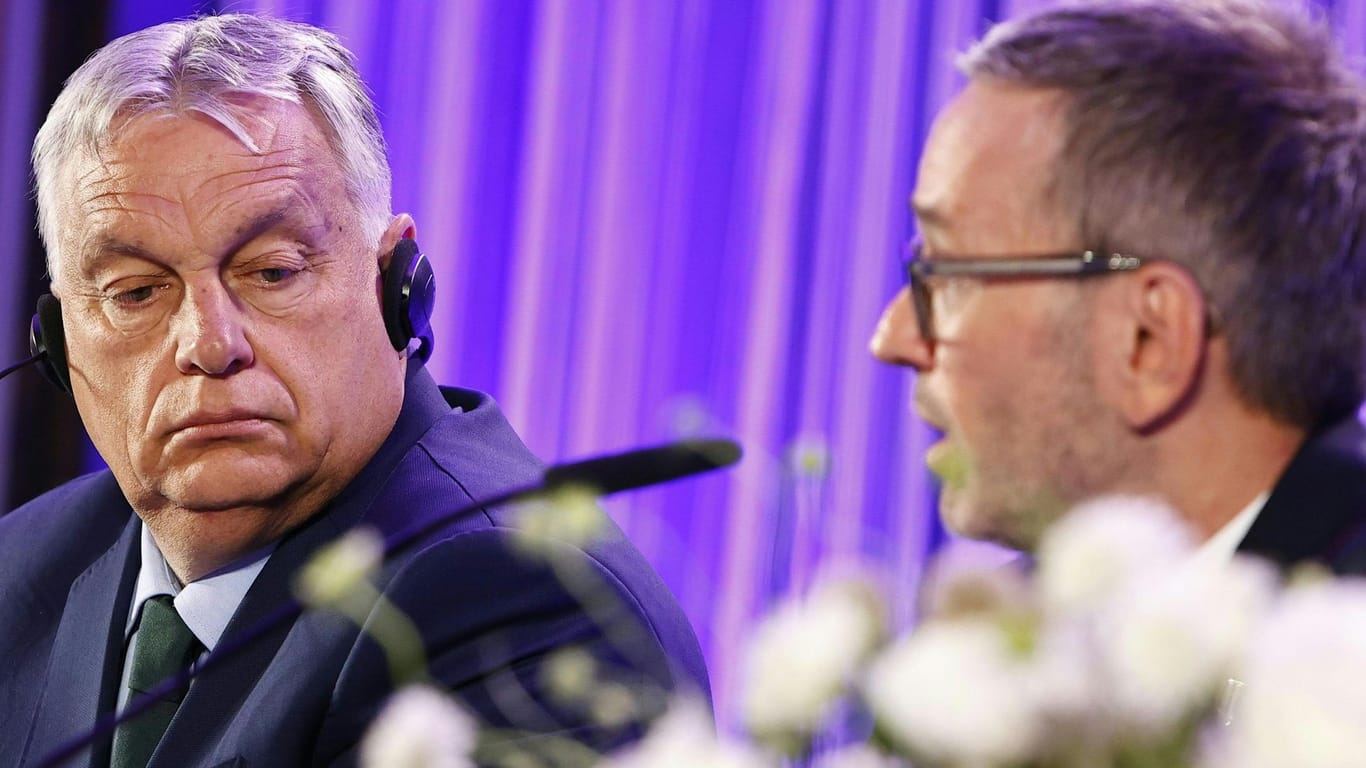 Viktor Orbán (l), Ministerpräsident von Ungarn und Vorsitzender der Partei Fidesz, und Herbert Kickl, Chef der rechten österreichischen FPÖ, geben eine Erklärung ab.