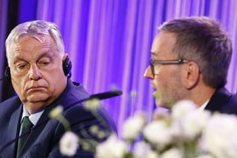 Viktor Orbán (l), Ministerpräsident von Ungarn und Vorsitzender der Partei Fidesz, und Herbert Kickl, Chef der rechten österreichischen FPÖ, geben eine Erklärung ab.