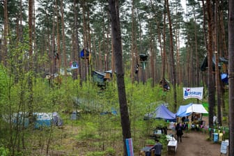 So lange hat das Protestcamp auf dem geplanten Tesla-Ausbaugelände ausgeharrt. Jetzt vertreibt sie womöglich eine Bombe.