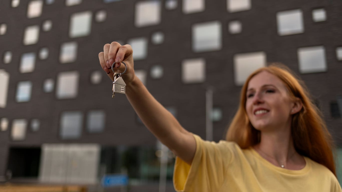 Glückliche Frau mit Wohnungsschlüssel: Im Vergleich zu anderen europäischen Ländern wohnen in Deutschland noch immer wenig Menschen in den eigenen vier Wänden.