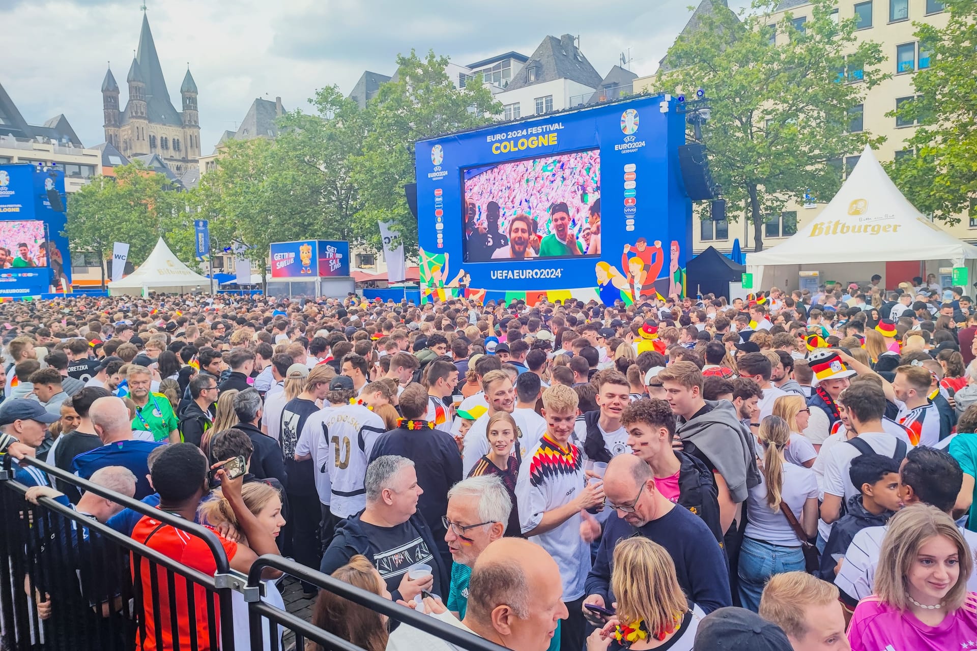 Public Viewing am Heumarkt: So sah es hier beim Eröffnungsspiel Deutschland-Schottland aus.