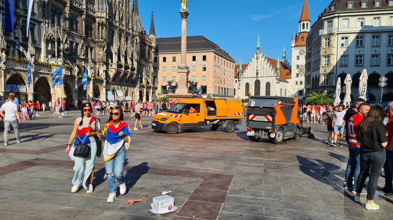 Die Stadtreinigung beseitigt die Spuren der Fans auf dem Marienplatz.