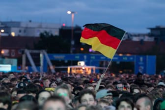 Public Viewing in Hamburg (Symbolbild): Bei einigen Fußballfans schlug die Freude über den deutschen EM-Auftaktsieg in rechtsextreme Parolen um.