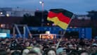 Public Viewing in Hamburg (Symbolbild): Bei einigen Fußballfans schlug die Freude über den deutschen EM-Auftaktsieg in rechtsextreme Parolen um.