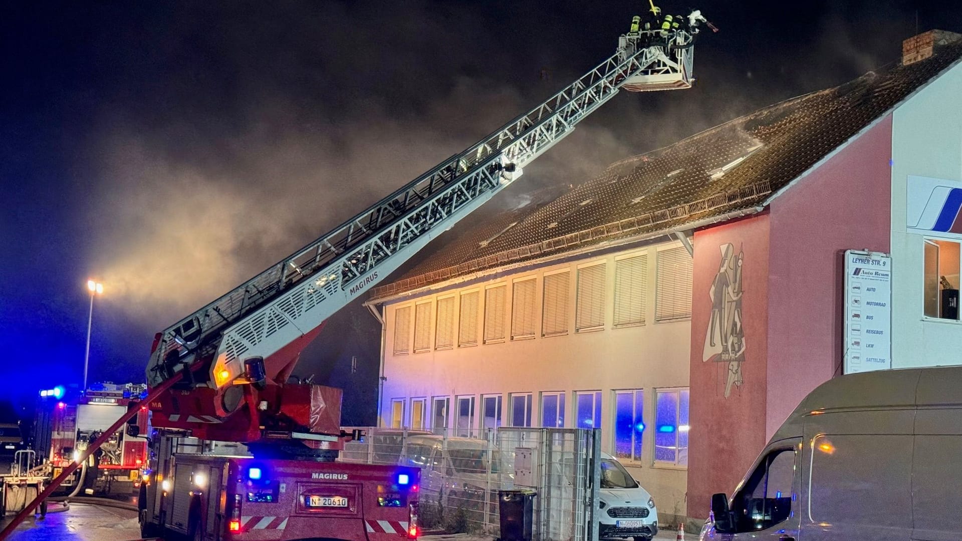 Einsatzkräfte in Nürnberg am Montagabend: Der Kampf gegen die Flammen dauerte stundenlang.