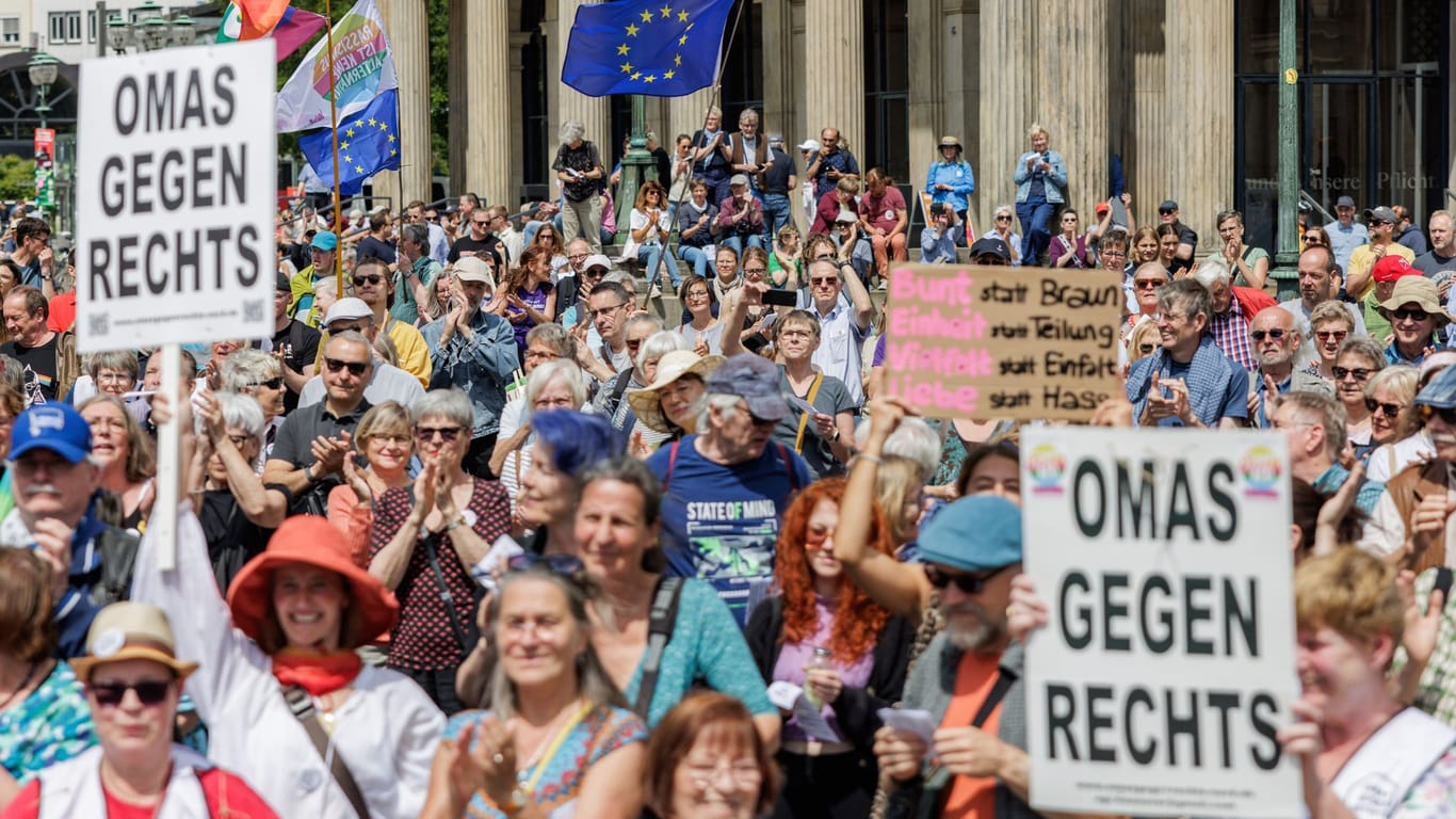 Demonstrierende stehen während der Kundgebung "Europa steht auf dem Spiel. Es geht um viel." auf dem Opernplatz: Ziel war es, Menschen zur Wahl am 9. Juni zu motivieren.