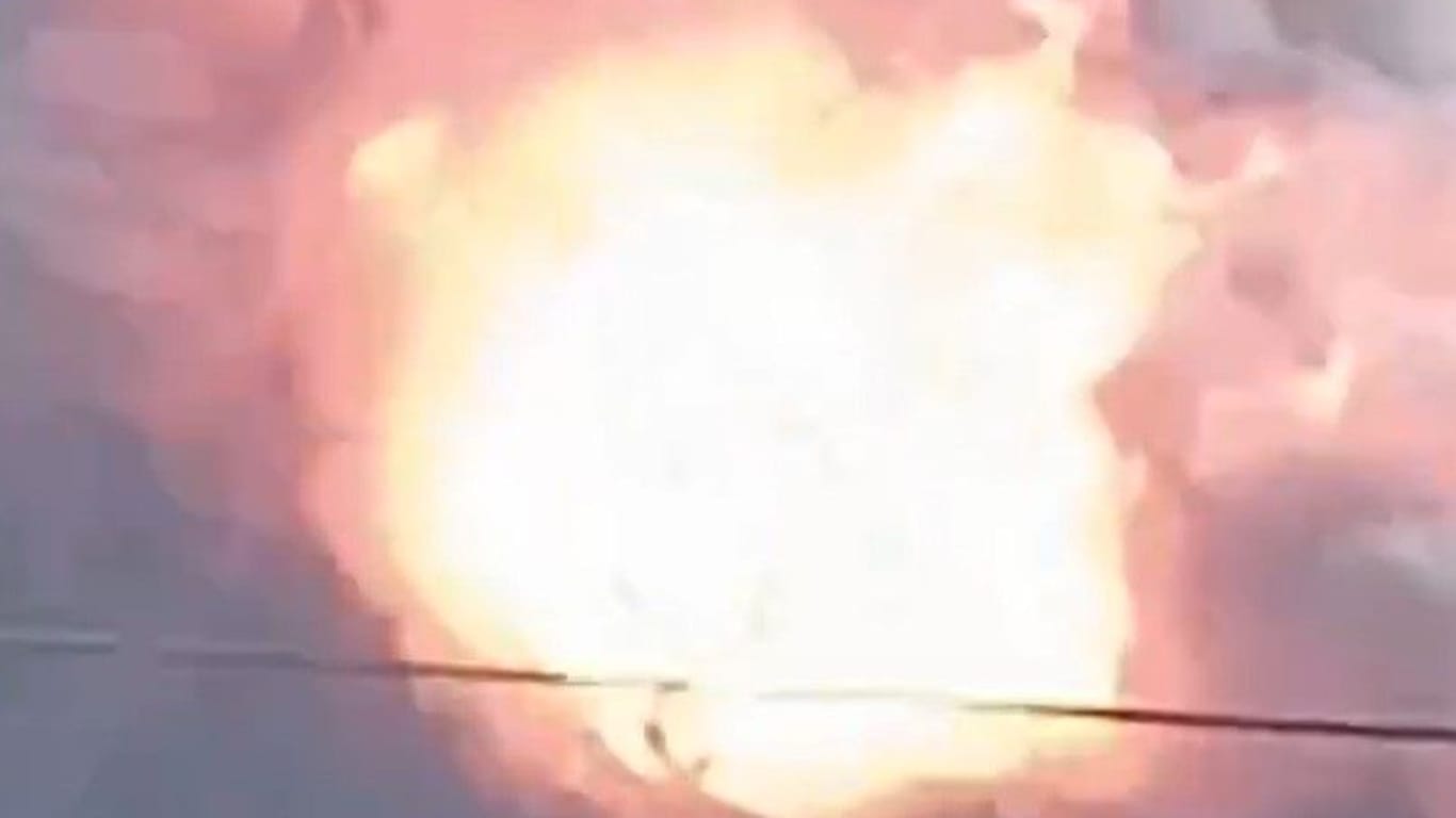 Explosion nach dem Start einer chinesischen Rakete: Die Rakete stürzte etwa 1,5 Kilometer südwestlich vom Startpunkt ab.