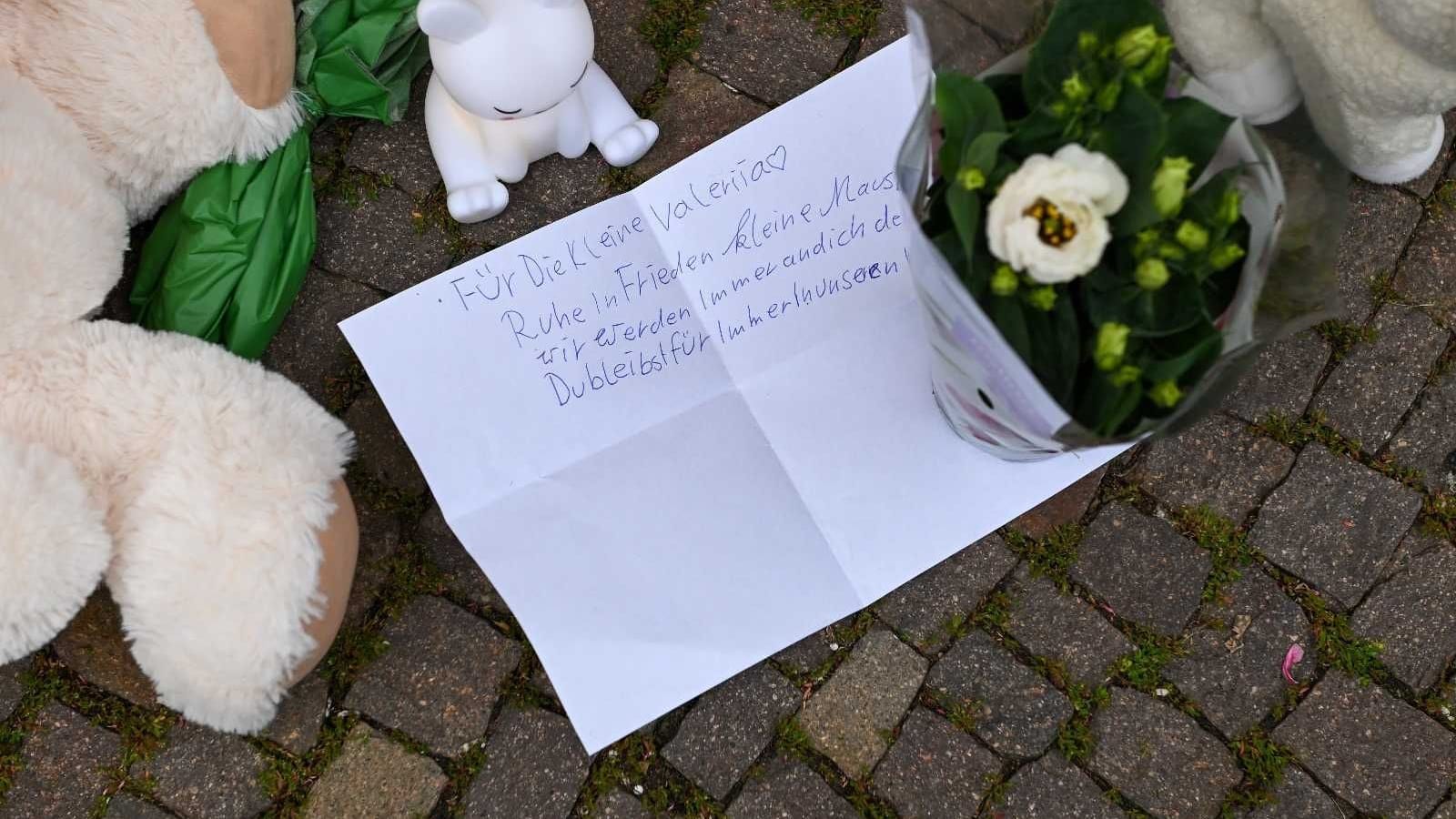 Ein Brief neben Blumen: Trauernde legen Ding in Döbeln ab.