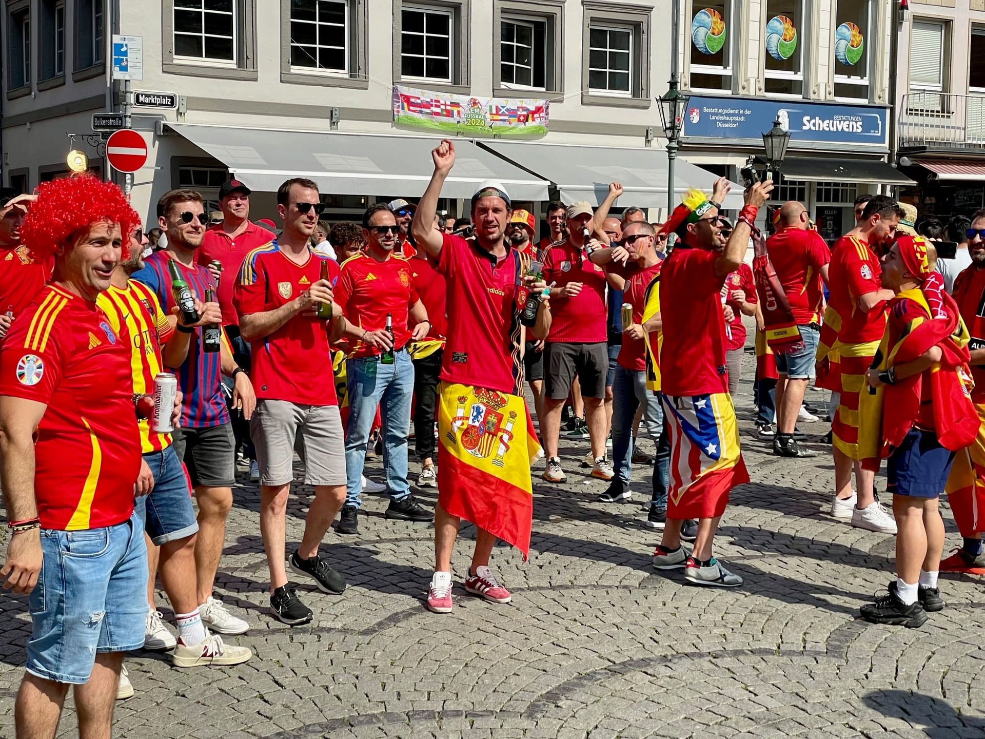 Spanier beim Auftritt der Werstener Music Company auf dem Marktplatz.