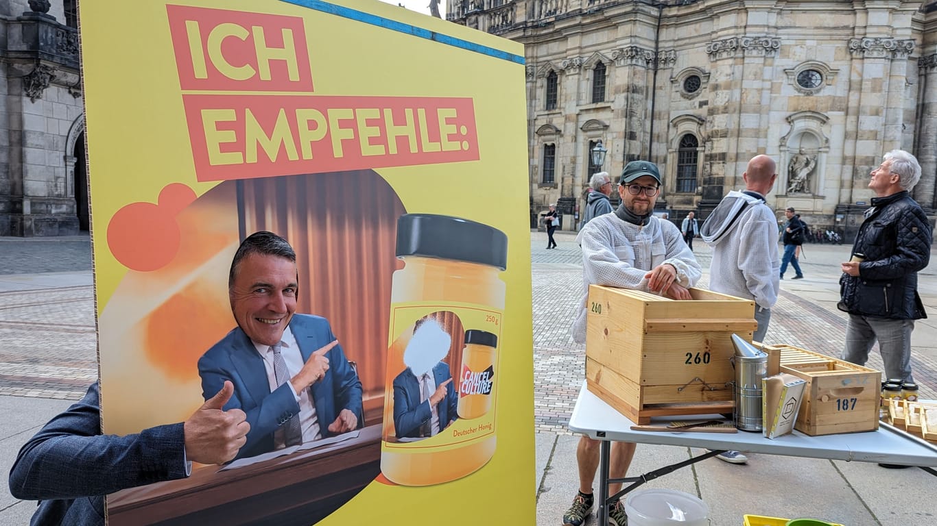 Imker Rico Heinzig mit seinem Stand am Oberlandesgericht Dresden: Nach dem Verfahren verschenkt er seinen Canel-Culture-Honig.