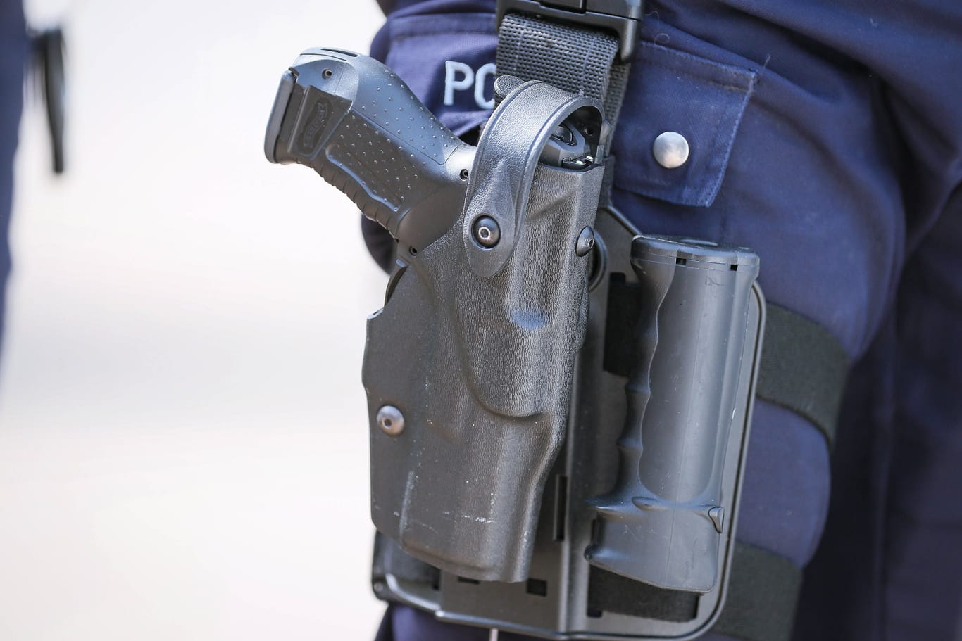 Waffe eines Polizisten (Archivbild): Ein Mann, der in Sachsen einen Beamten angegriffen haben soll, ist in Haft
