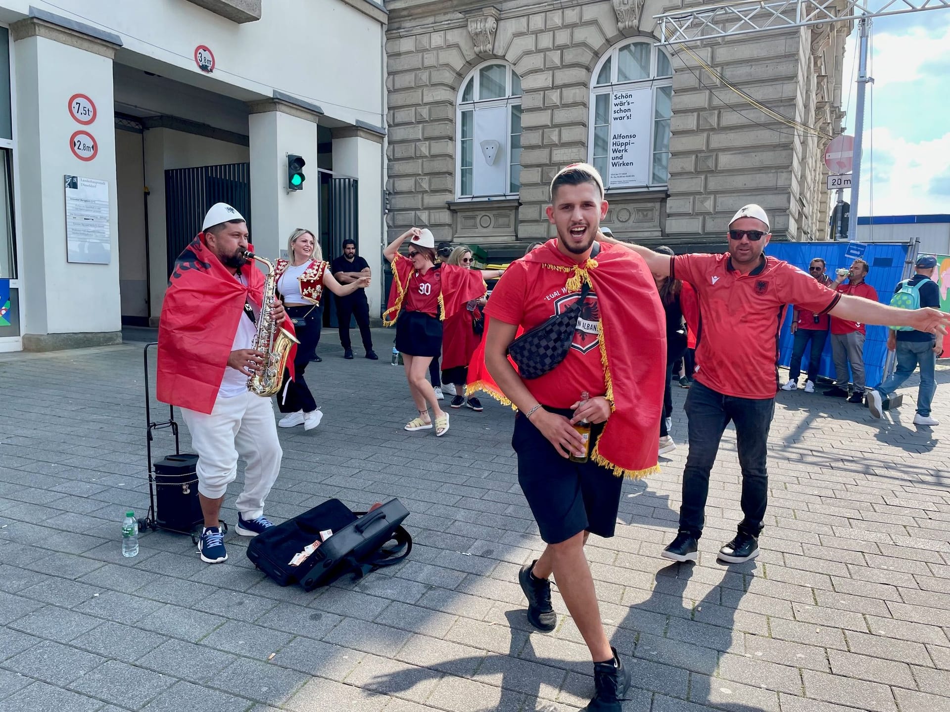 Tanzen und singen – so bringen sich die Fans vor dem Spiel in Stimmung.