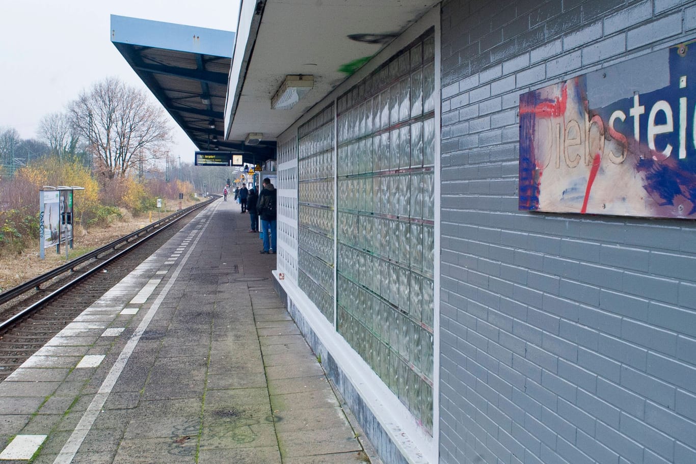 Menschen warten in Diebsteich auf eine S-Bahn (Archivbild): Der S-Bahnhof ist seit Oktober 2022 gesperrt.