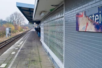 Menschen warten in Diebsteich auf eine S-Bahn (Archivbild): Der S-Bahnhof ist seit Oktober 2022 gesperrt.