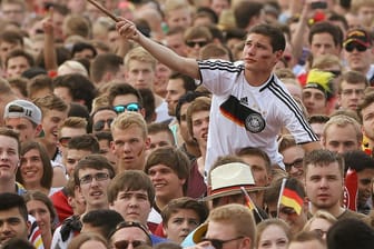 Fußballfans feiern auf dem Heiligengeistfeld (Archivbild): Zur EM gibt es in Hamburg erneut ein großes Fanfest.