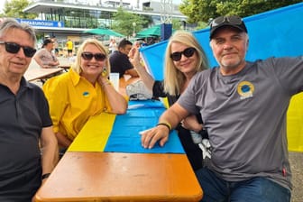 Roman, Irina, Wira und Wasyl aus München: Die vier Ukraine-Fans sind trotz der Niederlage ihres Teams guter Dinge.