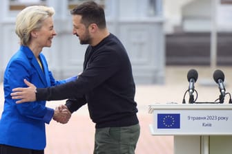 Ursula von der Leyen und Wolodymyr Selenskyj bei einem gemeinsamen Treffen im vergangenen Jahr (Archivbild): Es gilt als ausgeschlossen, dass die Ukraine vor Ende des Krieges Mitglied der EU werden könnte.