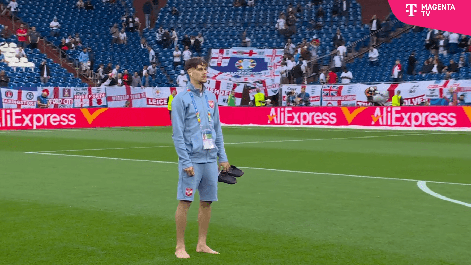 Der Serbe Veljko Birmancevic steht minutenlang barfuß auf dem Schalker-Rasen.