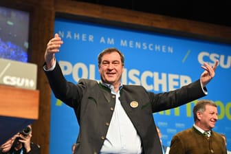 Markus Söder lässt sich beim Politischen Aschermittwoch feiern (Archivbild): Der CSU-Politiker liebt es, sich in Szene zu setzen.